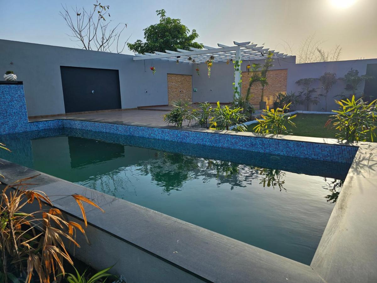 Villa Shree Ambe Farmhouse à Ujjain Extérieur photo